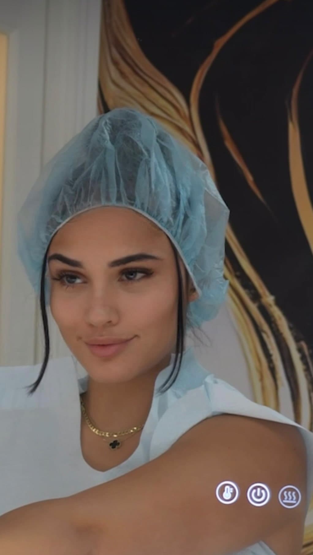 There’s something going on with the mirror at Alluring plastic surgery girls 🤭#lipo360 #popular