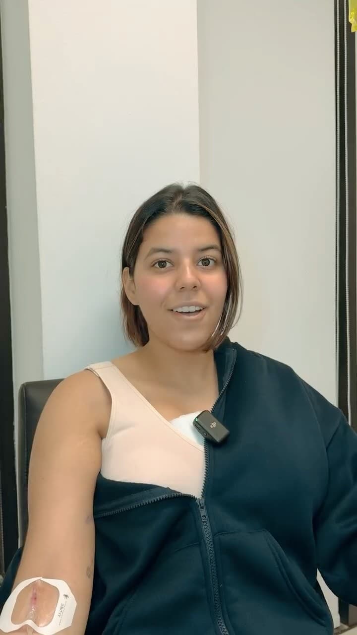 Nos encontramos con nuestra bella paciente durante su sesión de IV therapy. Esta terapia de sueros l