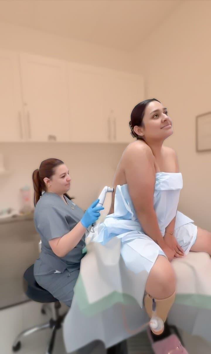 😂💆‍♀️ Cuando dicen que los masajes post-operatorios "duelen un poquito"... y tú estás viviendo una