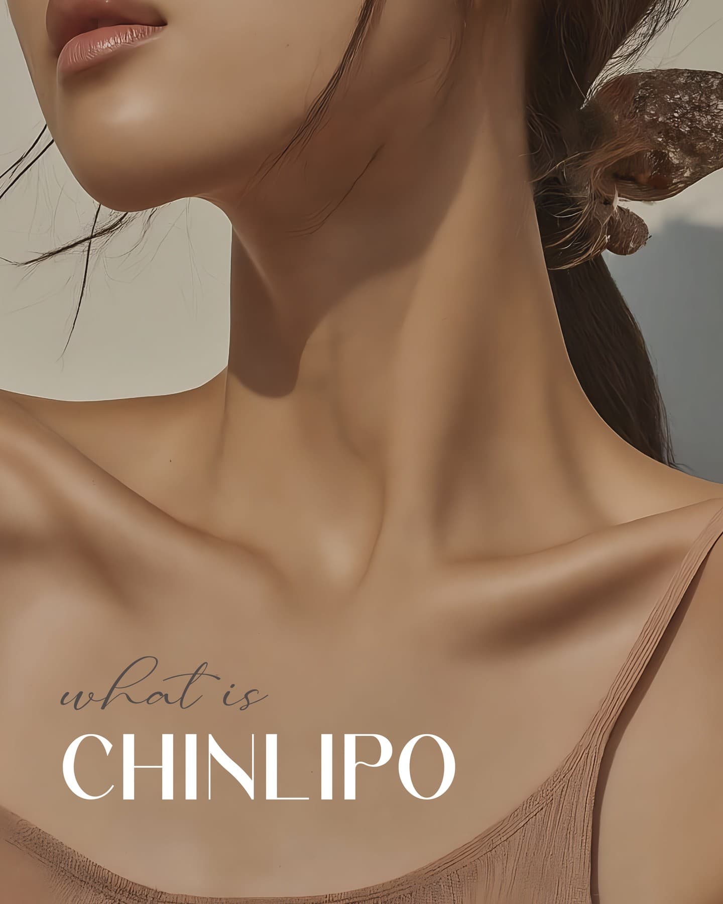 💉 ¿Qué es la lipo de papada?
Es un procedimiento mínimamente invasivo que elimina la grasa debajo d